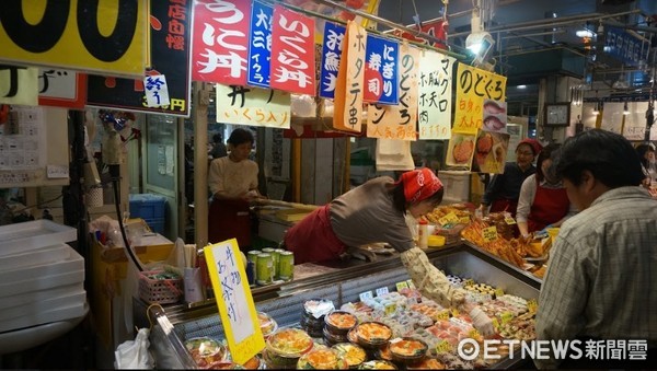 唐户市场平价海鲜大排挡　午后对折保证吃饱吃满。（图／记者廖明慧摄） 