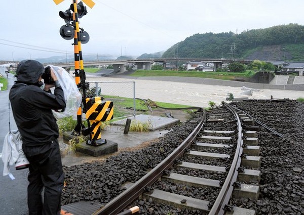暴雨袭日本九州　暴涨溪水冲断JR铁桥、50万人紧急避难。（图／翻摄自推特@saorigrandpa）