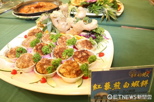 台东县政府举办主厨邀您吃好虾记者会，型男大主厨郭主义推荐大又新鲜的台东白虾。（图／台东县政府提供）