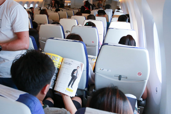 在飞机上睡觉方法,看一本书,阅读书籍（图／记者林世文摄）