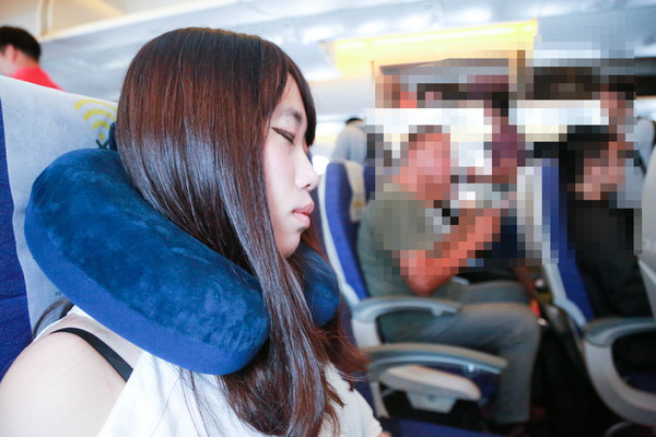 在飞机上睡觉方法,准备一个颈枕,颈枕好睡眠（图／记者林世文摄）