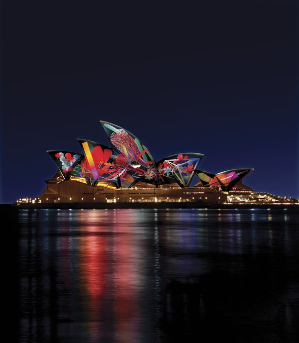 2018缤纷悉尼灯光音乐节 -- 由乔纳森-扎瓦达设计的Lighting of the Sails（船帆灯光）
