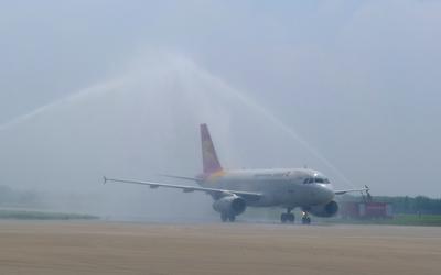 临沂机场开“水门”迎接执行国际航班的首都航空飞机