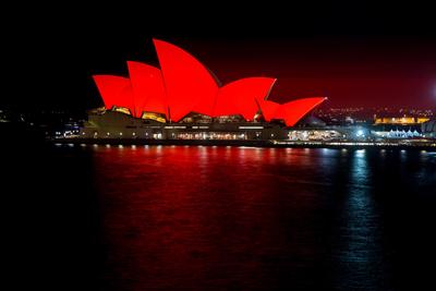 悉尼歌剧院一片“中国红” 图片：James Horan