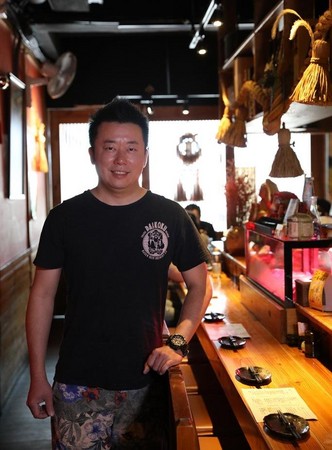老板刘建成和好友胡一帆一起开店，打造理想中的轻松食堂。